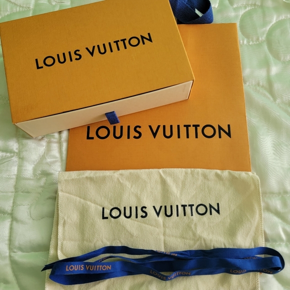 Louis Vuitton Box, Dust Bag, Ribbon and Matching Shopping bag - Picture 5 of 7